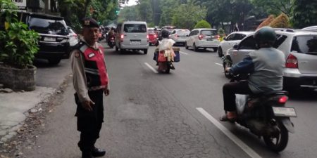 Personil  Samapta Polsek Regol Lakukan Giat Pengaturan Arus Lalulintas Sore  hari.