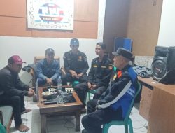BhabinKamtibmas Polsek Bojongloa kidul Sambangi Pos Satkamling dan Satlinmas Rw 03 Mekarwangi