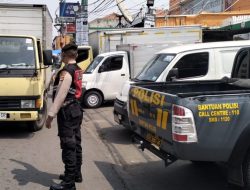 Personel Samapta Polsek Ujungberung Lakukan Giat Pengaturan Arus Lalu-lintas Siang Hari