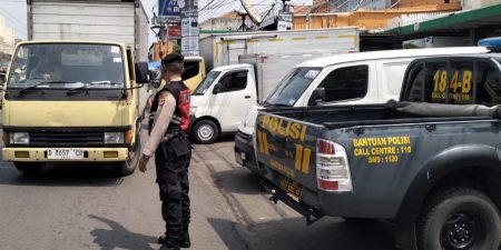 Personel Samapta Polsek Ujungberung Lakukan Giat Pengaturan Arus Lalu-lintas Siang Hari