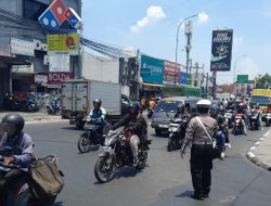 Personel Samapta Polsek Ujungberung Lakukan Giat Pengaturan Arus Lalu-lintas Siang Hari