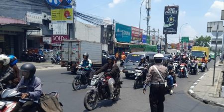 Personel Samapta Polsek Ujungberung Lakukan Giat Pengaturan Arus Lalu-lintas Siang Hari