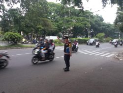 Yanmas Pagi Jajaran Unit Binmas Polsek Regol Cegah Kemacetan dengan Gatur Lalin
