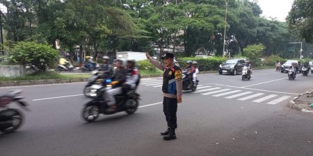 Yanmas Pagi Jajaran Unit Binmas Polsek Regol Cegah Kemacetan dengan Gatur Lalin