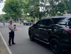 Antisipasi Kemacetan di Siang hari personil Unit Lalulintas Polsek Bandung Wetan Melaksanakan Pengamanan Jalur di Jl.Dipenogoro kota Bandung antisipasi yanmas siang hari