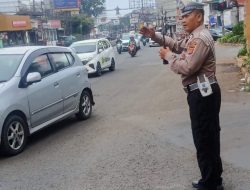 Jajaran Unit Lalulintas Polsek Sukasari Lakukan Giat Pengaturan Arus Lalulintas Siang Hari