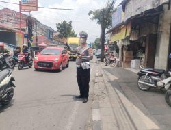 Unit Lalulintas Polsek Babakan Ciparay Lakukan Giat Pengaturan Arus Lalulintas Siang Hari