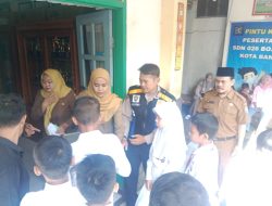 Sinergitas TNI POLRI Monitoring Pembagian Makanan Bergizi Gratis di SDN 148 Cibaduyut