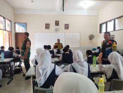 Bhabinkamtibmas Polsek Bojongloa kidul Monitoring Pembagian Makanan Bergizi Gratis di SMPN 38 Bandung
