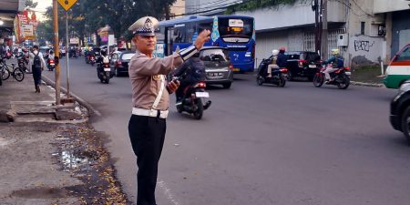 Unit Lantas Polsek Cicendo Laksanakan Yanmas dan Pengaturan Lalulintas Pagi hari