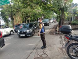 Personil Unit Binmas Polsek Arcamanik Lakukan Giat Pengaturan Arus Lalulintas pagi Hari