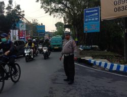 Personel lalulintas Polsek Arcamanik melaksanakan pengaturan antisipsi kemacetan pada pagi hari