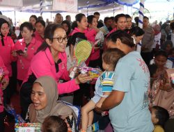 Ketua Umum Bhayangkari Tinjau Bakti Kesehatan di Ende, Warga Antusias