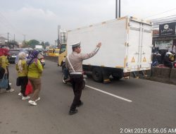 Kanit Lantas Polsek Cikupa IPTU Udi Muhdi Bersama Aipda Asep Kusheri Sigap Atur Lalu Lintas Pagi Hari