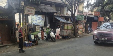 Personil QR Polsek Sukasari Melaksanakan Giat Protap Yanmas Pagi Pengaturan Arus Lalulintas