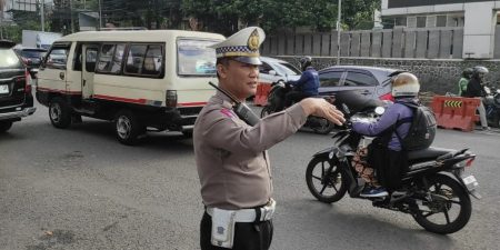 Antisipasi Kemacetan Pagi Hari Personil Unit Lalulintas Polsek Sukasari Melaksanakan Pengamanan Jalur