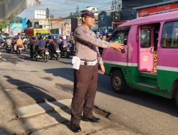 Personel Unit Lantas Polsek Antapani Intensif Lakukan Pengaturan Lalu Lintas di Titik Rawan Macet