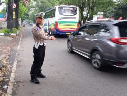 Antisipasi Kemacetan di Pagi hari personil Unit Lalulintas Polsek Bandung Wetan Melaksanakan Pengamanan Jalur di Jl.Dipenogoro kota Bandung antisipasi yanmas Pagi hari