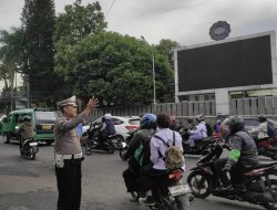 Antisipasi Kemacetan Pagi Hari Personil Unit Lalulintas Polsek Sukasari Melaksanakan Pengamanan Jalur
