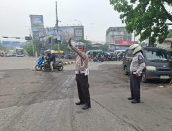 Personil Unit Lantas Polsek Babakan Ciparay Laksanakan Pengaturan Arus Lalin Pagi hari