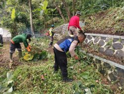 Jalin Silaturahmi dan Kerjasama Bhabinkamtibmas Kelurahan Sukarasa Polsek Sukasari Lakukan Giat Kerja Bakti Bersama Warga