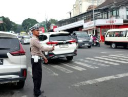 Jajaran Unit Lalulintas Polsek Sukasari Lakukan Giat Pengaturan Arus Lalulintas Siang Hari