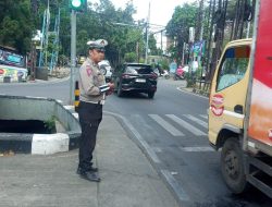 Unit Lantas Polsek Cinambo Laksanakan Giat Yanmas Siang di Tiga Titik Pengaturan Lalu Lintas