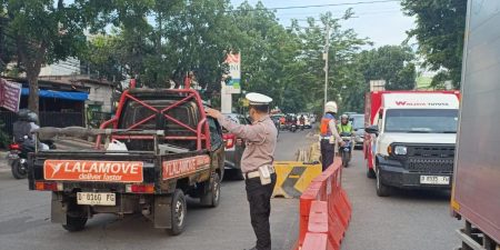Unit Lantas Polsek Kiaracondong Polrestabes Bandung Laksanakan Pengawasan dan Pengaturan Lalulintas di Sore Hari