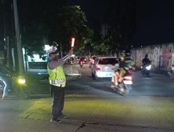 Unit Lantas Polsek Kiaracondong Polrestabes Bandung Laksanakan Pengawasan dan Pengaturan Lalulintas di Malam Hari