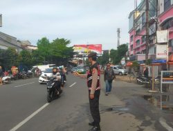 Personil Samapta Polsek Regol Lakukan Giat Pengaturan Arus Lalulintas Sore hari.