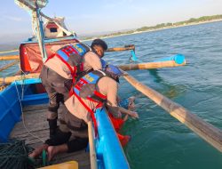 Sat Polairud Polres Garut Bersama Relawan dan Nelayan Berhasil Temukan Korban Tenggelam di Pantai Karangpapak