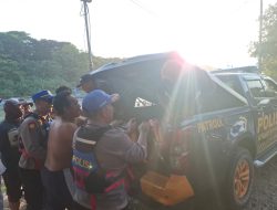 Polisi Bersama Relawan Nelayan Berhasil Temukan Korban Tenggelam di Pantai Karangpapak