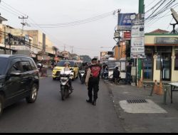 Personel Samapta Polsek Ujungberung Lakukan Giat Pengaturan Arus Lalu-lintas Pagi Hari