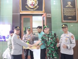 Polres Garut Berikan Kejutan Untuk Korem 062/Tarumanegara di Hari Ulang Tahun TNI Ke-80