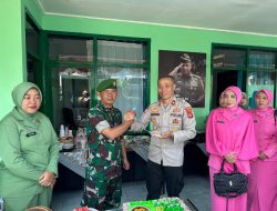 Wujud Soliditas, Polsek Kadungora Serahkan Tumpeng untuk Koramil 1108 Kadungora