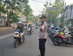 Yanmas Pagi Jajaran Unit Binmas Polsek Regol Cegah Kemacetan dengan Gatur Lalin.