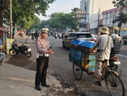 Ciptakan Kamseltibcarlantas Jajaran Lalu Lintas Polsek Regol Lakukan Gatur Lalin Pagi hari.
