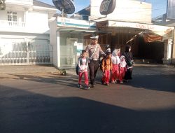 Polsek Samarang Laksanakan Gatur Pagi, Bantu Anak Sekolah Menyeberang Jalan dengan Aman