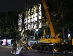 Satpol PP Tertibkan Sejumlah Reklame dan Bangunan Ilegal