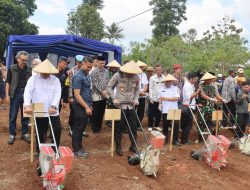 Semangat Ketahanan Pangan: Kapolres Garut Ajak Warga Tanam Jagung, Wujudkan Indonesia Mandiri Pangan