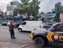 Personel Unit Samapta Polsek Antapani Lakukan Pengaturan Arus Lalulintas Upaya Antisipasi Kemacetan Pagi Hari