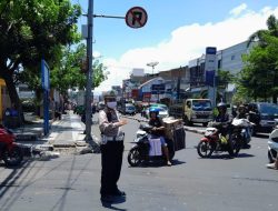 Personel Samapta Polsek Ujungberung Lakukan Giat Pengaturan Arus Lalu-lintas Siang Hari