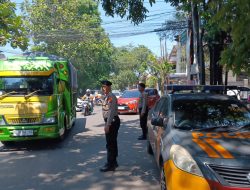 Pelayanan Masyarakat Siang Hari QR Polsek Sukasari Lakukan Giat Pengaturan Arus Lalulintas