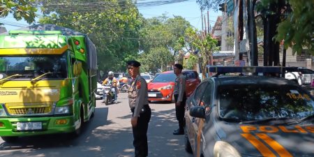 Pelayanan Masyarakat Siang Hari QR Polsek Sukasari Lakukan Giat Pengaturan Arus Lalulintas
