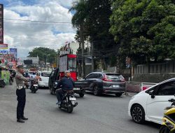 Upaya Ciptakan Arus Lalulintas Lancar Unit Lalulintas Polsek Sukasari Lakukan Giat Pengaturan Arus Lalulintas Siang Hari