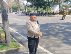 Antisipasi Kemacetan di siang hari personil Unit Lalulintas Polsek Bandung Wetan Melaksanakan Pengamanan Jalur di Jl.Dipenogoro kota Bandung antisipasi yanmas siang hari pada Tanggal 09 Oktober 2025