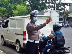 Unit Lantas Polsek Astanaanyar Gelar Pengaturan Lalu Lintas Sore di Lokasi Rawan Macet