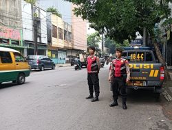 Personel Unit Samapta Polsek Astanaanyar Laksanakan Pengaturan Lalu Lintas di Jl. Pasirkoja Bandung