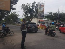 Unit Lantas Polsek Kiaracondong Polrestabes Bandung Laksanakan Pengawasan dan Pengaturan Lalulintas di Pagi Hari