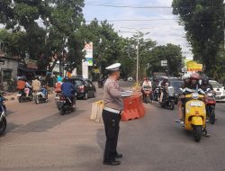 Unit Lantas Polsek Kiaracondong Polrestabes Bandung Laksanakan Pengawasan dan Pengaturan Lalulintas di Siang Hari